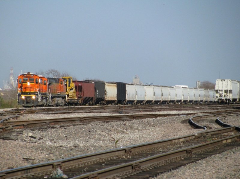 Drei BNSF Loks (zwei 3GS21B und eine Dash 9) bespannen am 9.2.2008 einen Gterzug. Aufgenommen in Galveston (Texas).