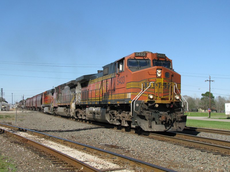 Drei Dash 9 der BNSF mit einem Ganzzug aus 113 Wagen am 13.2.2008 in Sealy (bei Houston, Texas). Die zweite Lok trgt noch die Santa Fe Lackierung.