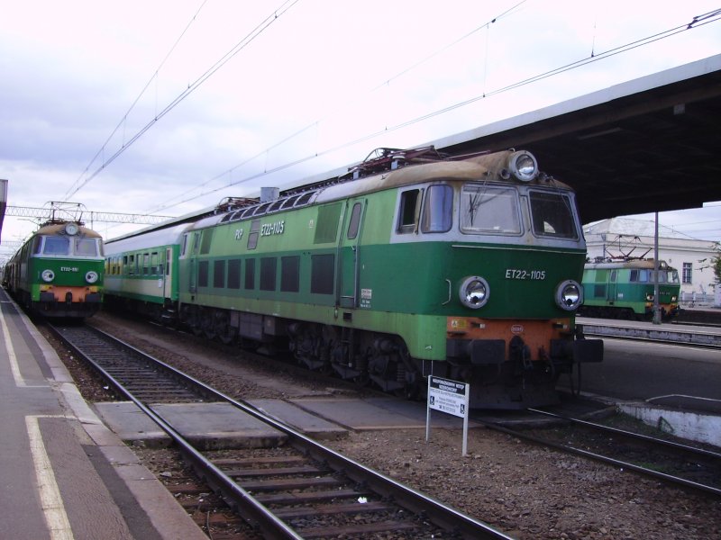 Drei ET22er mit Personenzgen im Hauptbahnhnhof Poznan im August 2008.