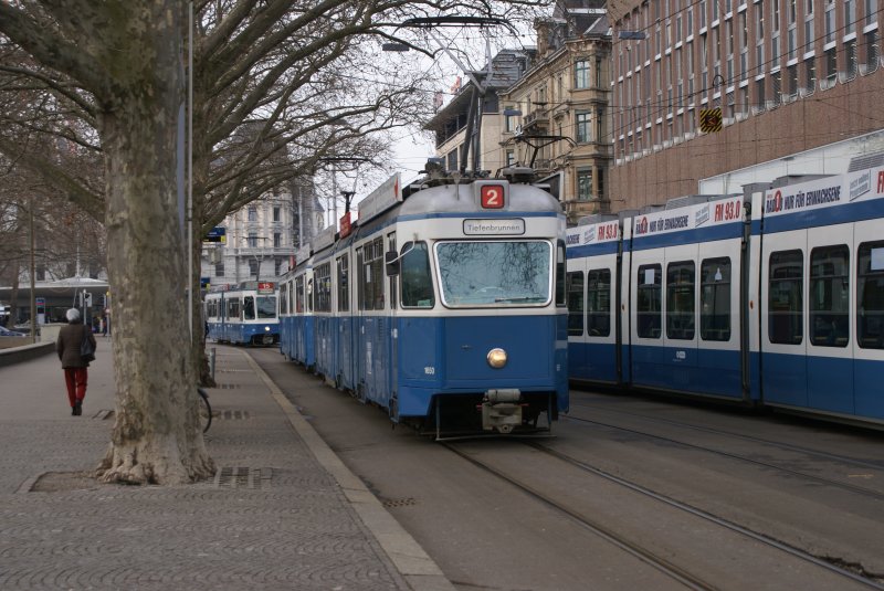 Drei Fahrzeuggenerationen der VBZ:  Mirage  Be 4/6 1650 und Be 4/6 1667,  Cobra  Be 5/6 3040 und im Hintergrund  Tram 2000  Be 4/6 2017. Das Bild entstand am 9.2.09 zwischen Bahnhof Stadelhofen bzw. Opernhaus und Bellevue.