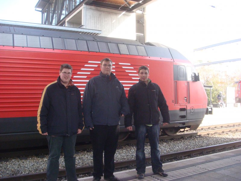 Drei ganz schnittige Kerle vor einer ganz schnittigen Lok: Links Christian Maier, in der Mitte Tobias Schuminetz und rechts davon Lukas Buchmeier, in Spiez am 3.11.2007