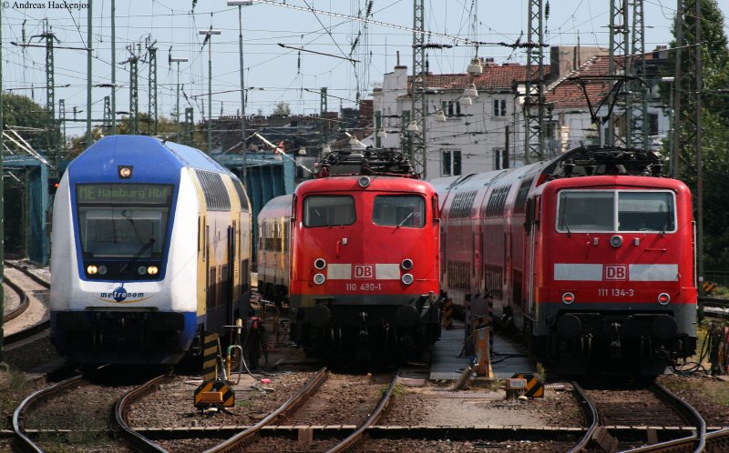 Drei Generationen des Nahverkehrs: Metronom, 110 480-1 und 111 134-0 in Bremen Hbf. Das Bild entstand aus dem IC 2130 bei der Einfahrt in den Hbf 19.8.09