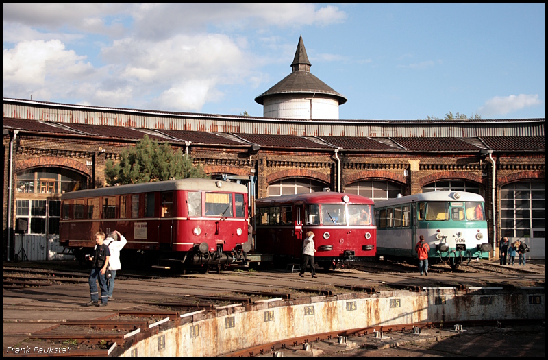 Drei Generationen Schienenbus: VT 186 258, VT 95 9396 und KWMTK 906 (ex KEG VT 2.17) beim 6. Berliner Eisenbahnfest. Im Hintergrund lugt die Spitze des Wasserturms �ber den Lokschuppen (Bw Sch�neweide 04.10.2009)