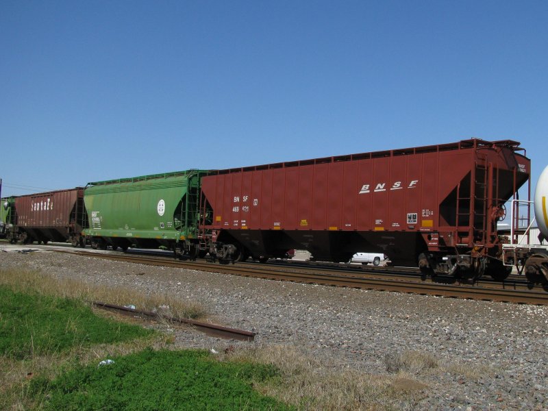 Drei Gterwagen der BNSF am 11.3.2008 in Sealy (bei Houston, Texas). Der erste Wagen trgt bereits das neue BNSF Logo, der zweite noch das Burlington Northern Log und der dritte noch das Santa Fe Logo.