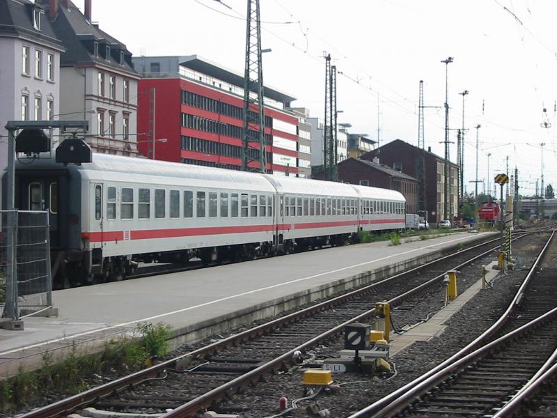 Drei IC Wagen am 26.7.2005 in Frankfurt a. M. abgestellt, ich war nicht auf den Gleisen ich war auf Gleis 1 und 1a ganz vorne.