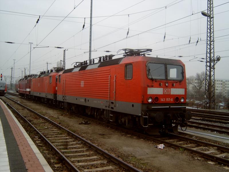 Drei Lokomotiven vom Typ 143 stehen zusammen gekoppelt auf dem Dresdner Hauptbahnhof