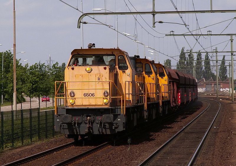 Drei Lokomotiven ziehen diesen Zug in Richtung Venlo. Das Bild stammt aus Blerick und ist vom 19.05.2007