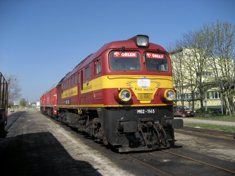 Drei Loks von der ORLEN. Als erste steht M62-1145.