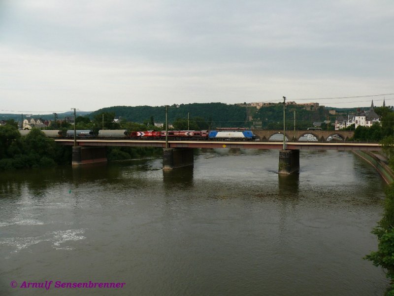 Drei Loks vor sdwrts fahrendem Gterzug: HGK-DH703 (G1700-2) +HGK-DE62 (Class66) +r4c BR 185 auf der Moselbrcke der linksrheinschen Rheinstrecke.
Und -kleines Suchbild- auch die DB ist auf dem Bild unterwegs. Im Hintergrund auf der rechtsrheinischen Rheinstrecke ist ein DB-425 in Koblenz-Ehrenbreitstein zu sehen. 
01.06.2008 Koblenz

