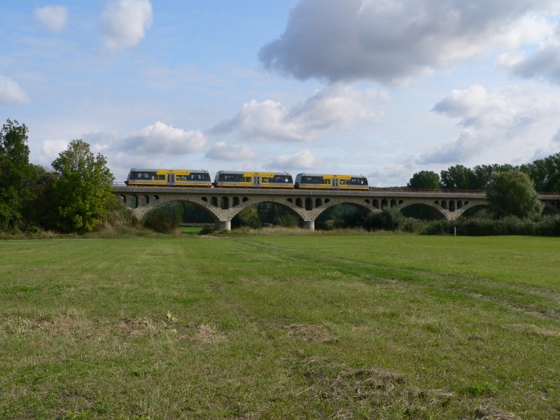 Drei LVT S der Burgenlandbahn als RB nach Nebra auf dem Unstruthochwasserviadukt bei Kirchscheidungen; 14.09.2008