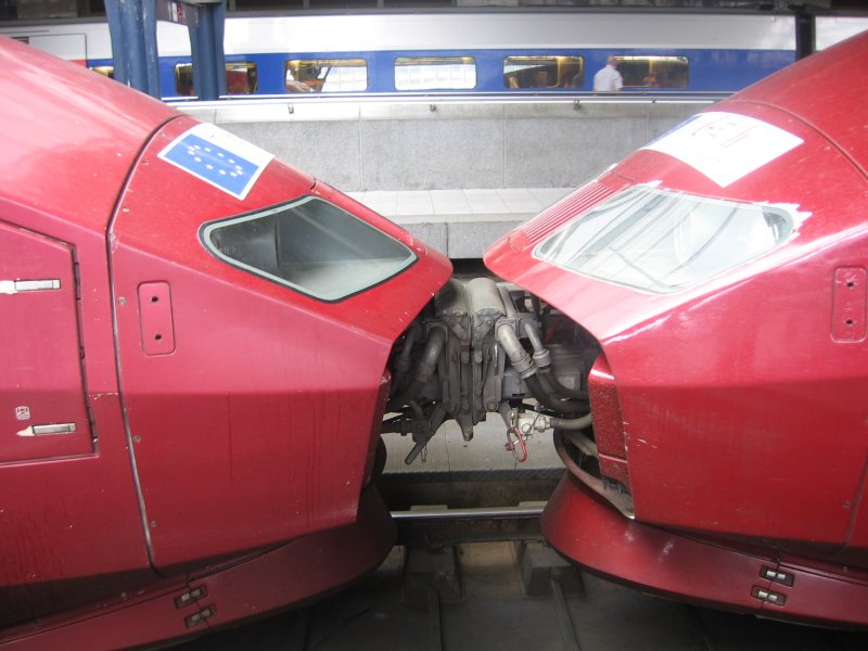 Drei mal TGV. Vorne die Kupplung zwischen zwei Thalys PBA und im Hintergrund ein Wagen eines TGV  Atlantique . Alles gesehen am 26.05.07 in Br�ssel Midi.