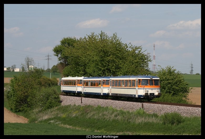 Drei MAN Schienenbusse der SWEG, hier f�hrend der VT9, zwischen H�ffenhardt und Siegelsbach. 25. April 2009