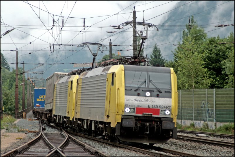 Drei Minuten spter folgt ein E189-Doppel, angfhrt von der E190 024RT, und bringen mit einem Kombizug in Richtung Mnchen. 
