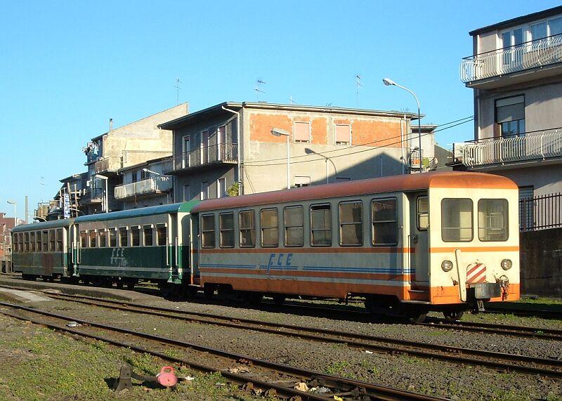 Drei Personenwagen am 02.02.2006 in Randazoo, wieso haben die alle Scheinwerfer, oder sind das Rcklichter? Steuerwagen scheinen es keine zu sein. Am Vortag standen die noch nicht da, Diesellok habe ich aber keine gesehen und fr Triebwagen drften die auf der steigungsreichen Strecke zu schwer sein, die habe ich nur einzeln und in Mehrfachtrakzion gesehen.