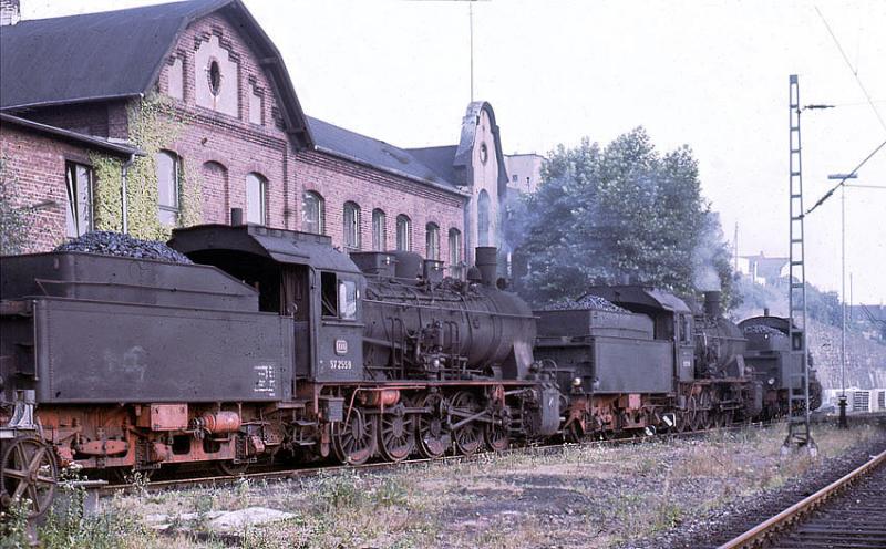 Drei Rangierlok´s der BR 57, whrend einer Pause im Bw Hagen Gbf.
57 2559 + 57 2577 + 57 1387. Auf den Dchern der Lok´s, ´sind die gerade installierten  Rangierfunk-Antennen, (ca.144 Mhz FM-UKW Band)in der Form runder Zylinder noch wahrzunehmen. Welch ein
Fortschritt auf den bald 80 Jhr. alten Dampflokomotiven!.....
Aufn. Juni 1966 (Kodak-Dia)