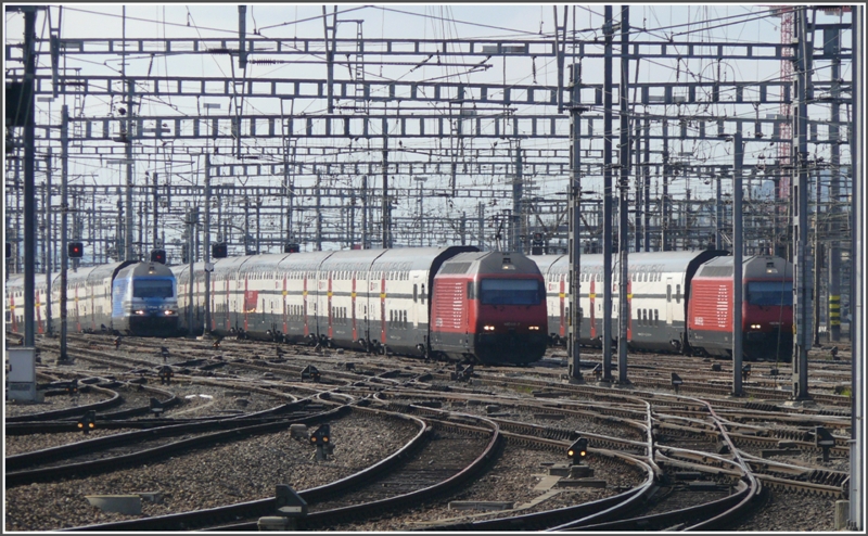 Drei Re 460 fahren mit ihren IR/IC Dostos gleichzeitig in Zrich HB ein. (28.08.2009)
