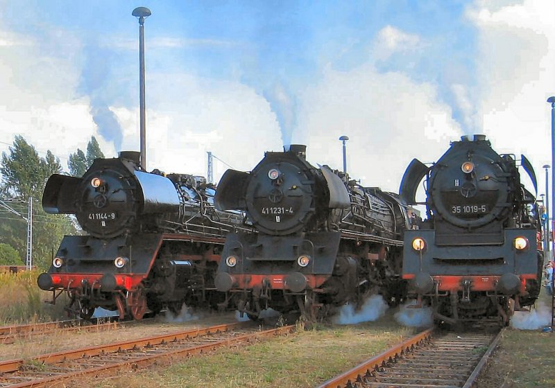 Drei Reichsbahn-Dampflokomotiven bei der Parade am 1.10.2006 im ehemaligen Bw Schneweide: 2 * BR 41, 1 * BR 35