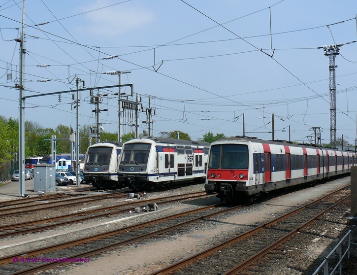 Drei RER(S-Bahn)-Zge der RATP (Pariser Verkehrsbetriebe):
Die beiden modernen Doppelstocktriebzge Z1519 und Z1555 der RATP-Reihe Z1500 und rechts daneben der Z8382 (aus der mit den MI79 kompatiblen Unterserie) der Reihe Z8400.
Im Hintergrund sind noch eine SNCF-Lok der Reihe BB17000 und ein VB2N-Doppelstockwagen der 1. Generation zu erkennen.
22.04.09
Achres