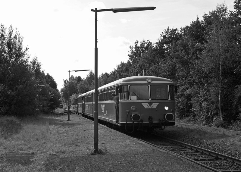 Drei Schienenbusse der EVB warten am 21.09.2008 in Deinste auf die Abfahrt nach Bremen Hbf.