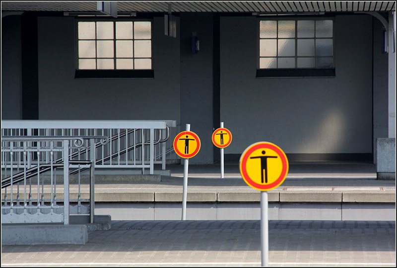 Drei Schilder, zwei Fenster -

Eine weitere Variation zum gestern gezeigten Doppelbild, hier mit anderen  Männchen . Bahnhof Stuttgart-Bad Cannstatt, 

14.04.2009 (M)