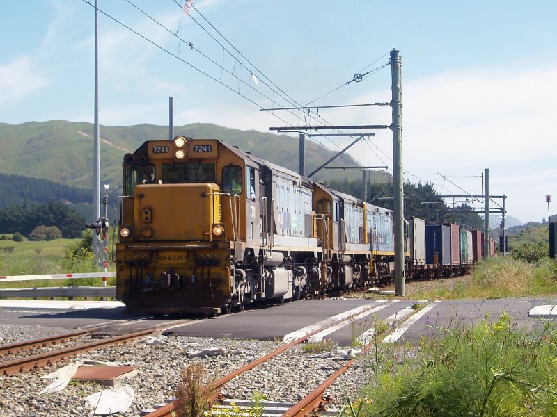 Drei Tranz Rail blau locomtives mit 7241 an der Front Macht ein Container-Zug durch Mackays Crossing, nrdlich von Wellington. 26. Oktober 2008.