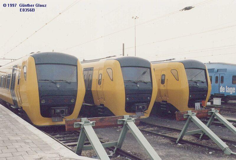 Drei Triebz�ge DM 90 im Oktober 1997 im Bahnhof Venlo.