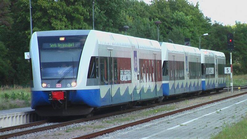 Drei UBB Triebwagen fahren im Bahnhof Seebad Heringsdorf ein.