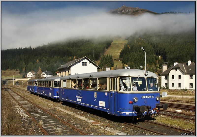 Drei Uerdinger Schienenbusse 5081 562,563,564 fahren von Eisenerz nach Vordernberg Markt.Hier zu sehen auf der Passhöhe des Präbichl.
25.10.2008