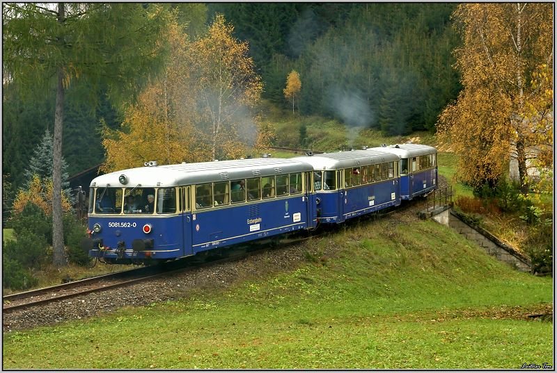 Drei Uerdinger Schienenbusse 5081 562,563,564 fahren von Eisenerz nach Vordernberg Markt.Hier befahren sie den Franzosenbichl bei Eisenerz.
25.10.2008
