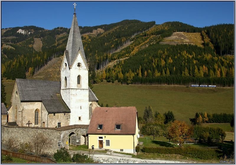Drei Uerdinger Schienenbusse 5081 562,563,564 fahren von Eisenerz nach Vordernberg Markt.
St.Laurentius Kirche Vordernberg 25.10.2008