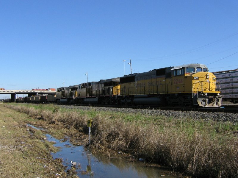 Drei Union Pacifc Loks bespanen am 26.11.2007 einen Gterzug, aufgenommen auf einem Rangierbahnhof in Houston (Texas).