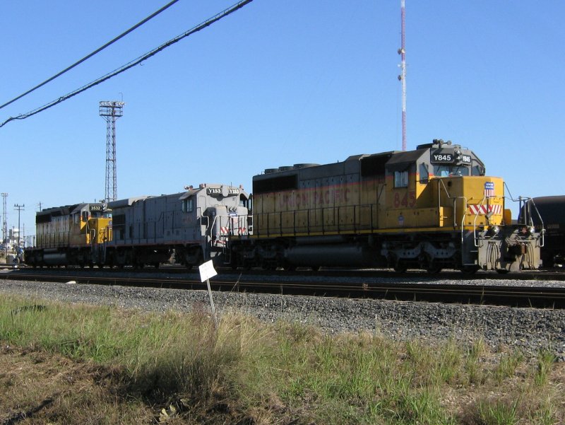 Drei Union Pacific Loks am 26.11.2007 auf einem Rangierbahnhof in Houston (Texas).