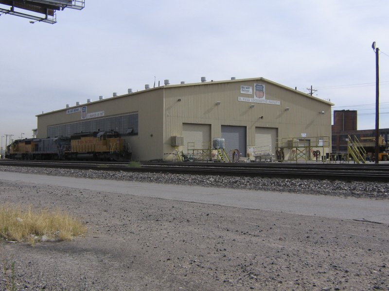 Drei Union Pacific Loks sind vor einem Lokschuppen der Union Pacific in El Paso (Texas) am 12.11.2007 abgestellt.