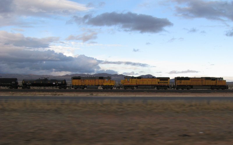 Drei Union Pacific Loks sind am 6.1.2008 mit einem Gterzug  in New Mexico unterwegs.