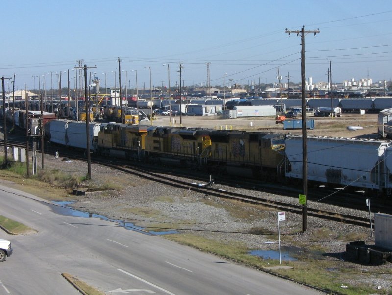 Drei Union Pacific Loks zwischen Gterwagen! Aufgenommen am 26.11.2007 in Houston (Texas).