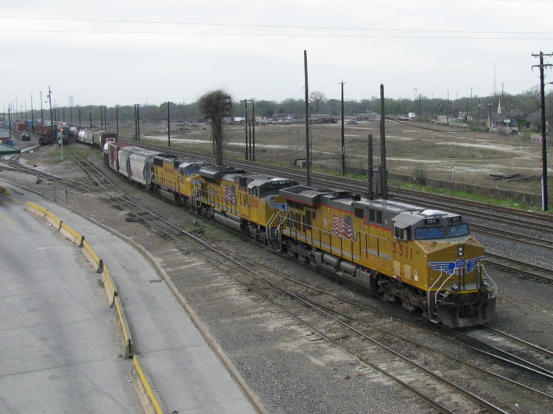 Drei UP Loks mit einem Gterzug am 16.3.2008 in Houston (Texas).