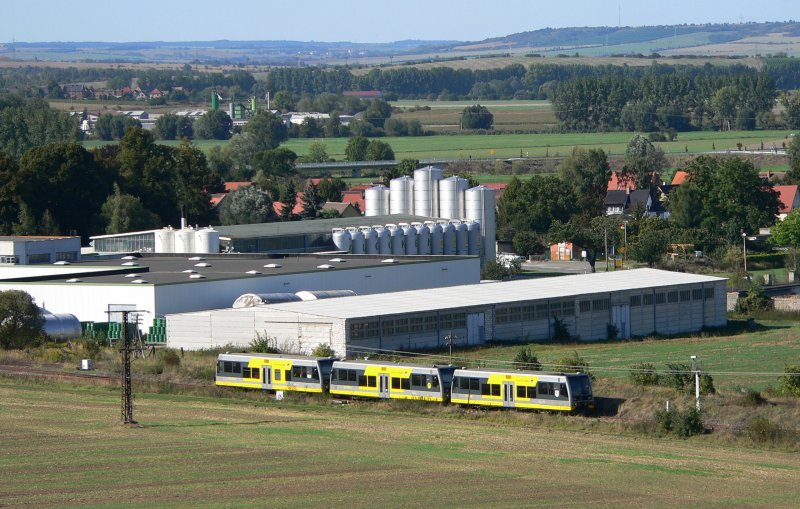 Drei VT 672 der Burgenlandbahn als RB von Naumburg (Saale) Ost nach Nebra im sch�nen Unstruttal kurz vor Laucha (Unstrut); 13.09.2008
