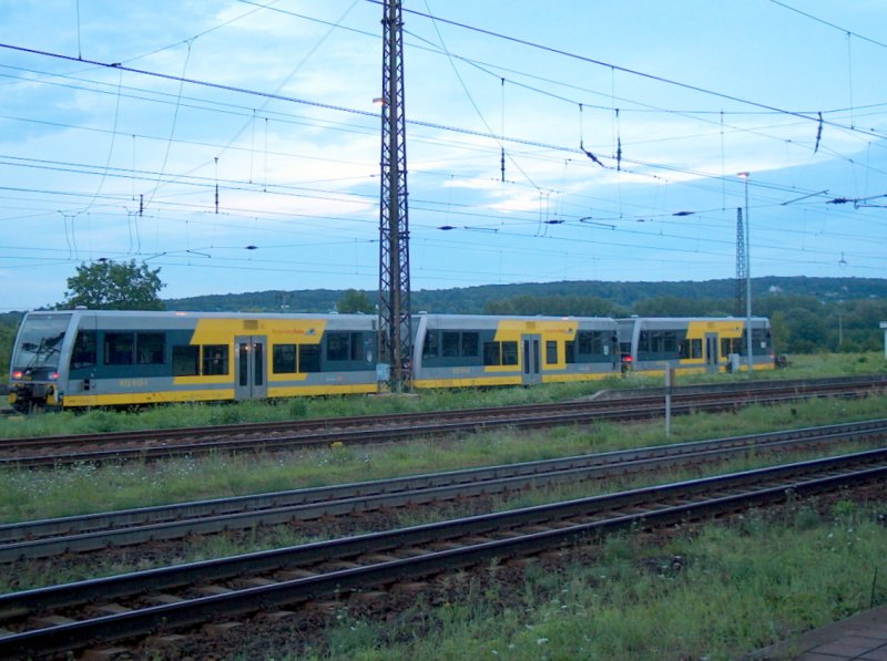 Drei VT 672 der Burgenlandbahn beim Feierabend in Naumburg (Saale) Hbf; 26.07.2007