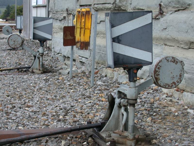 Drei Weichenhebel waren ntig, um die vier Fahrrichtungen von der Strecke zum Depot Heiden einzustellen. Die Gegengewichte der Giesserei Bern von 1925 versehen immer noch ihren Dienst zur vollen Zufriedenheit. (22.09.2004)