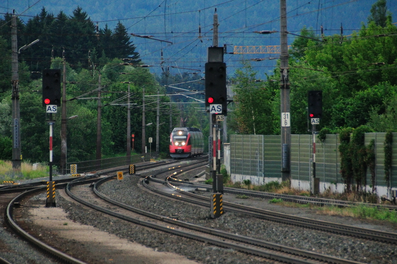 Drei zu Drei... Lichterspiele in rot-wei. (Brixlegg, 20.06.2009).