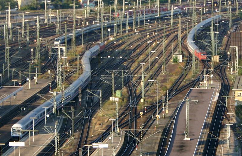 Drei Züge bei der gleichzeitigen Einfahrt - 

... in den Stuttgarter Hauptbahnhof. Neben den zwei ICs erreicht ein Cisalpino den Bahnhof. Im Hintergrund fährt eine S-Bahn der Baureiche 423 in Richtung Bad Cannstatt. 

22.09.2005 (M)