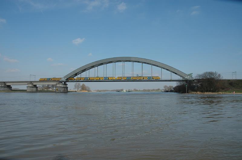 Drei Zweiwagentriebz�ge  plan V  auf der Lekbr�cke in Culemborg. 23.03.2005