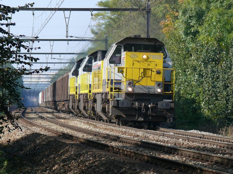 Dreiertraktion mit den SNCB-Loks 7868 + 7843 + 7777 in der Steigung bei Berneau auf dem Weg in Richtung Montzen und Aachen-West. Aufgenommen am 11/10/2008.