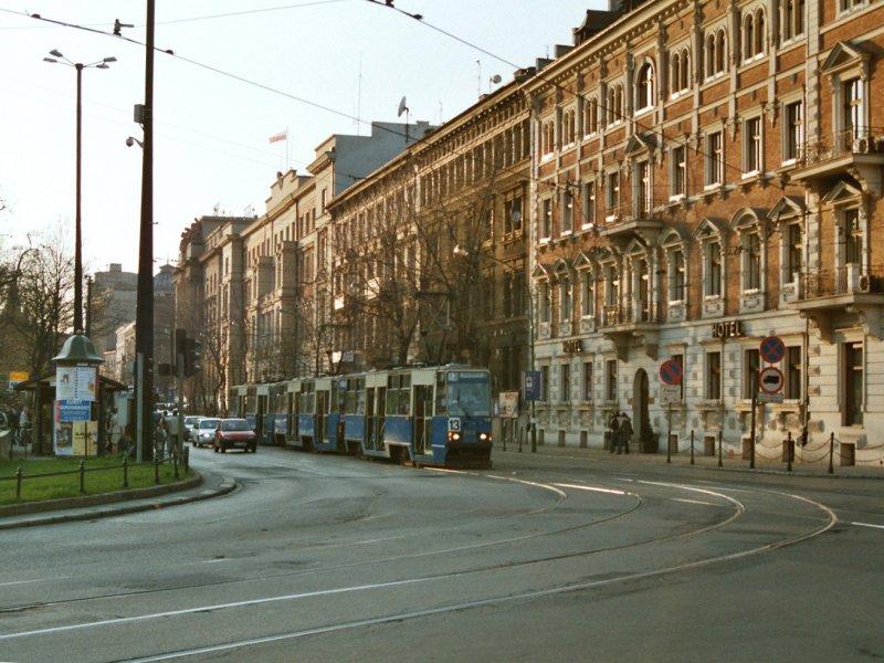Dreifachtraktion des polnischen Tramtyps Konstal 105Na.
Auch in Krakau ist der 105Na noch immer der Standardtyp der Straenbahn.
14.04.2004 Krakau