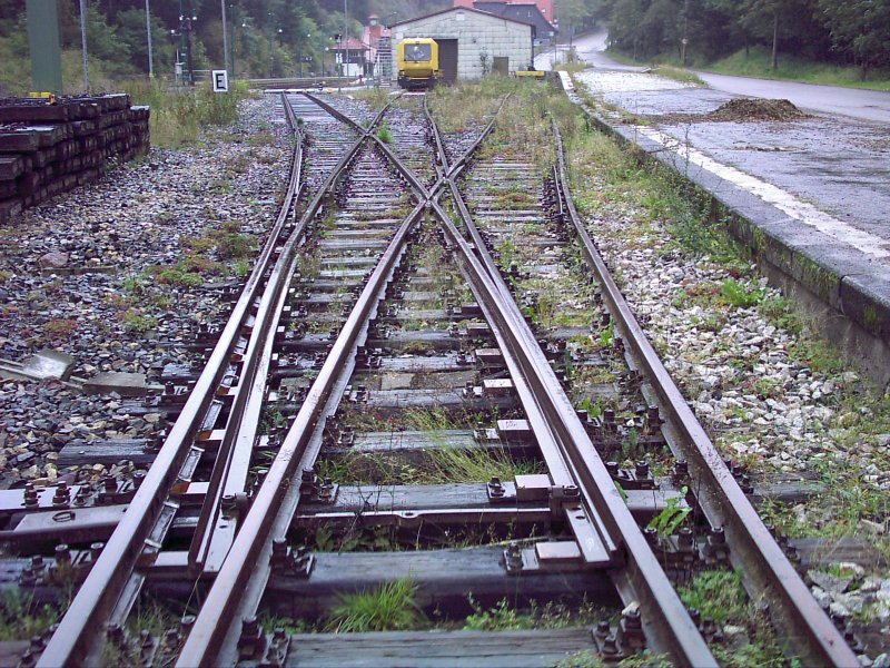 Dreifachweiche an der Ladestrae im Bahnhof Oberhof, im Hintergrund SKL 26, Nr.29.1.046. Aufgenommen am 26.09.2006, 11:25 Uhr. 