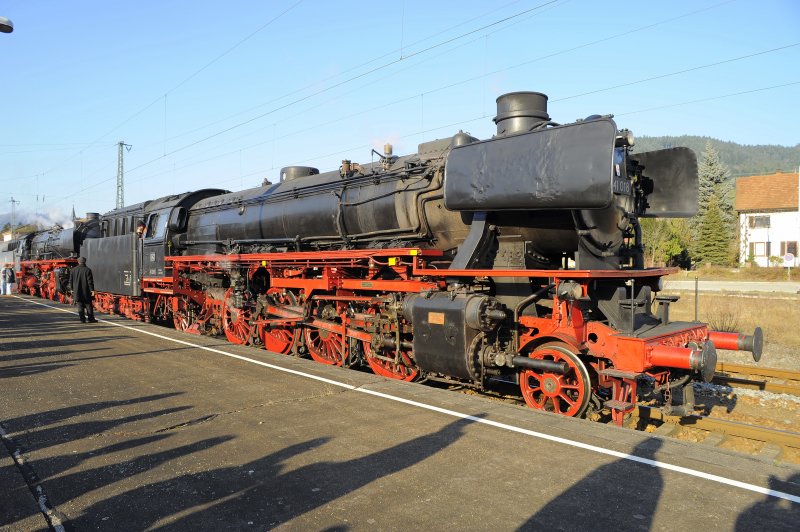 Dreiknigsdampfahrt mit zwischenhalt in Hausach. Zuvorderts die Dampflok 41 018 und dahinter die 01 202. 03.01.2009