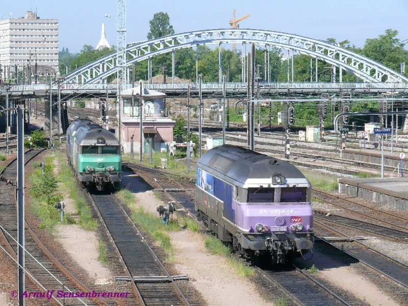 Dreimal franzsische Grodieselloks: Links die Fret-grne CC72010 aus der Reihe CC72000 mit Originalmotor; dahinter die CC72163 und rechts die CC72156 aus der remotorisierten Reihe CC72100 in silber-blau-lilaner  en-voyage... -Lackierung.
19.05.2007 Mulhouse
