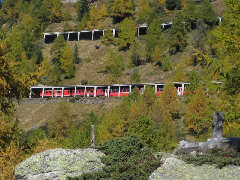Dreimal der gleiche Zug aber auf drei verschiedenen Ebenen. 1.Stock.
(9.Oktober 2008)