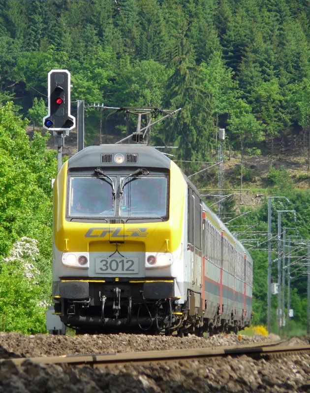 Dreimal ist gttlich! Obwohl der Fahrleitungsmast mich auch sehr gestrt hat, bin ich erst durch die Kommentare auf die Idee gekommen, das Bild nach zuarbeiten. E-Lok 3012 fhrt noch immer in der Nhe von Wilwerwiltz in Richtung Lttich am 25.05.08.
