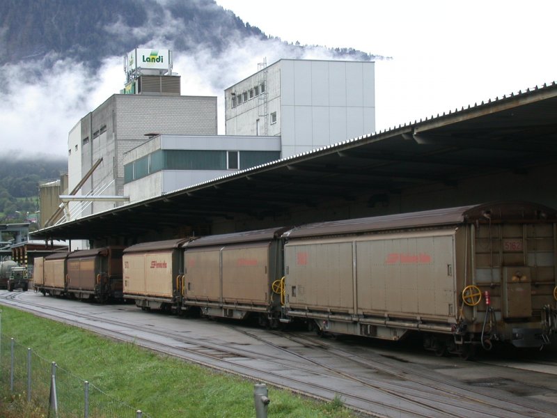 Dreischienenanschlussgleise fr die Landwirtschaftliche Genossenschaft Landquart, zur Zeit besetzt durch schmalspurige Schiebewandwagen der RhB. (18.09.2006)